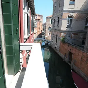 Sunny Canal A/c Wifi , Venice Italy